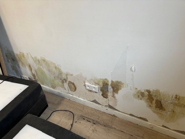 Een muur met waterschade in Rosmalen, waarvoor KW Direct Herstel is ingeschakeld