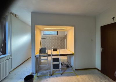 Deze kantoorruimte is omgebouwd naar een moderne slaapkamer door KW Direct Herstel.