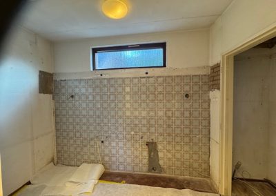 De kantoorruimte is omgebouwd naar een moderne slaapkamer door KW Direct Herstel.