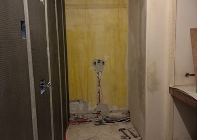 Een kantoorruimte is omgebouwd naar een moderne slaapkamer door KW Direct Herstel.