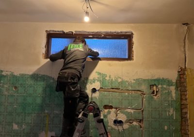 Deze kantoorruimte in Rosmalen is omgebouwd naar een moderne slaapkamer door KW Direct Herstel.