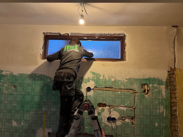 Deze kantoorruimte in Rosmalen is omgebouwd naar een moderne slaapkamer door KW Direct Herstel.