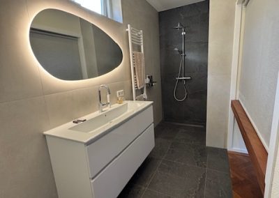 Het eindresultaat van het verbouwen van een kantoorruimte naar een moderne badkamer door KW Direct Herstel.