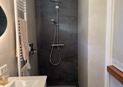 Het eindresultaat van de verbouwing van een kantoorruimte naar een moderne badkamer door KW Direct Herstel.