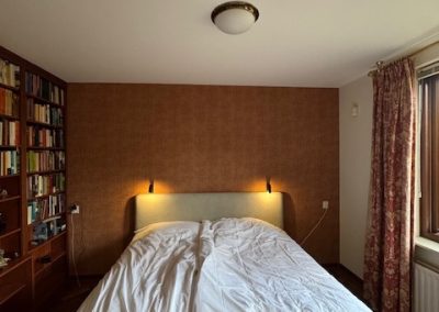 Het eindresultaat van de verbouwing van een kantoorruimte naar een moderne slaapkamer door KW Direct Herstel.